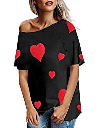 camiseta negra con corazones rojos